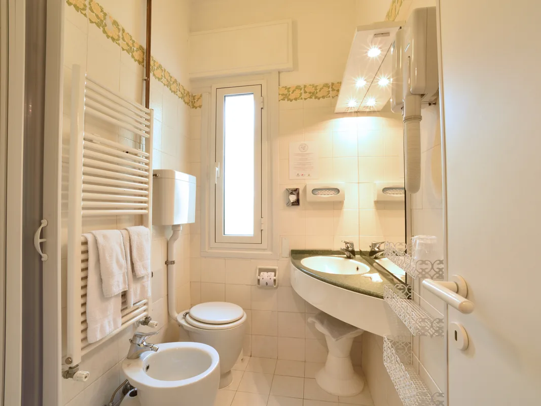 Bagno con doccia, bidet, wc, lavabo e scaldasalviette