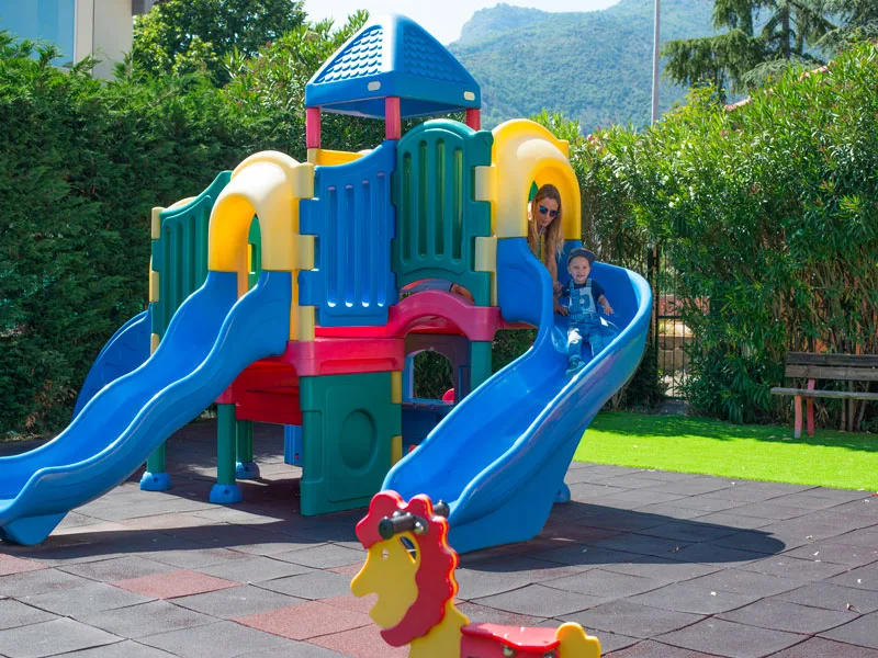 Area giochi per bambini con scivoli colorati e parco giochi