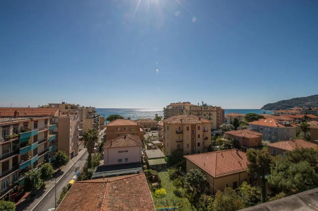 Vista panoramica sui tetti e sul mare da una posizione elevata