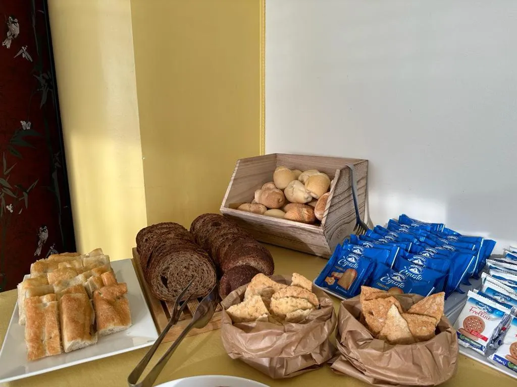 Buffet colazione con pane, focaccia, biscotti e prodotti da forno