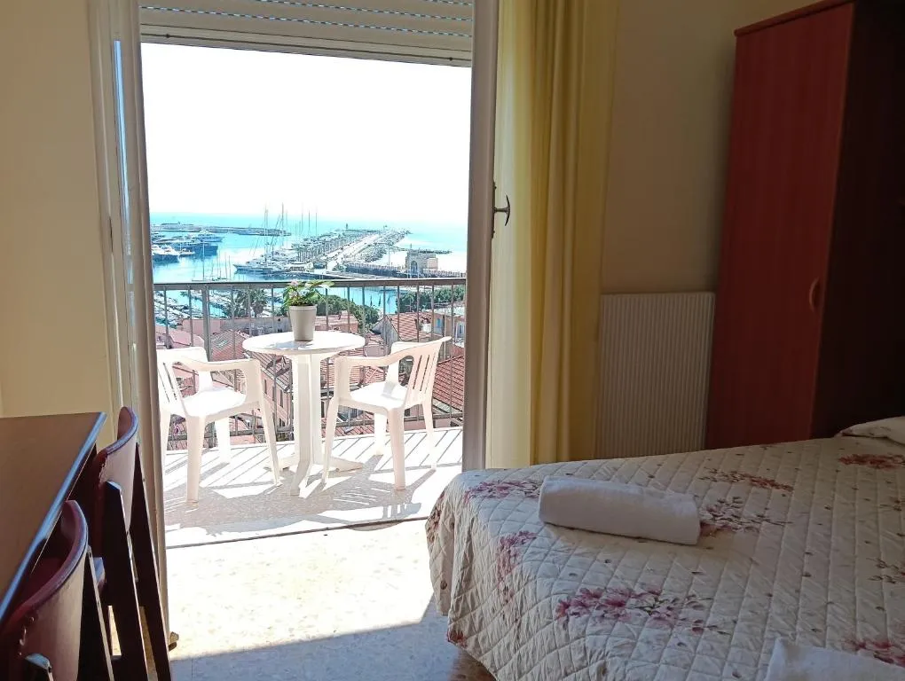 Camera con letto matrimoniale e balcone affacciato sul porto e sul mare