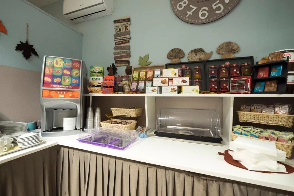 Angolo bevande del buffet con distributore di succhi e tè