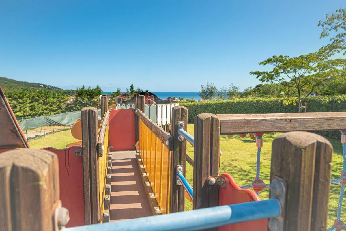 Parco giochi per bambini a forma di nave con vista mare