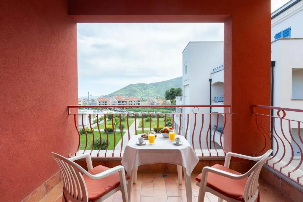 Terrazzo con tavolo da colazione e vista sul giardino e sulle colline