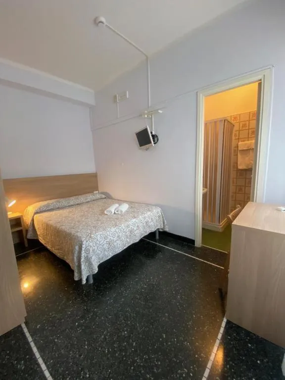 Camera con letto matrimoniale, TV a parete e bagno con doccia