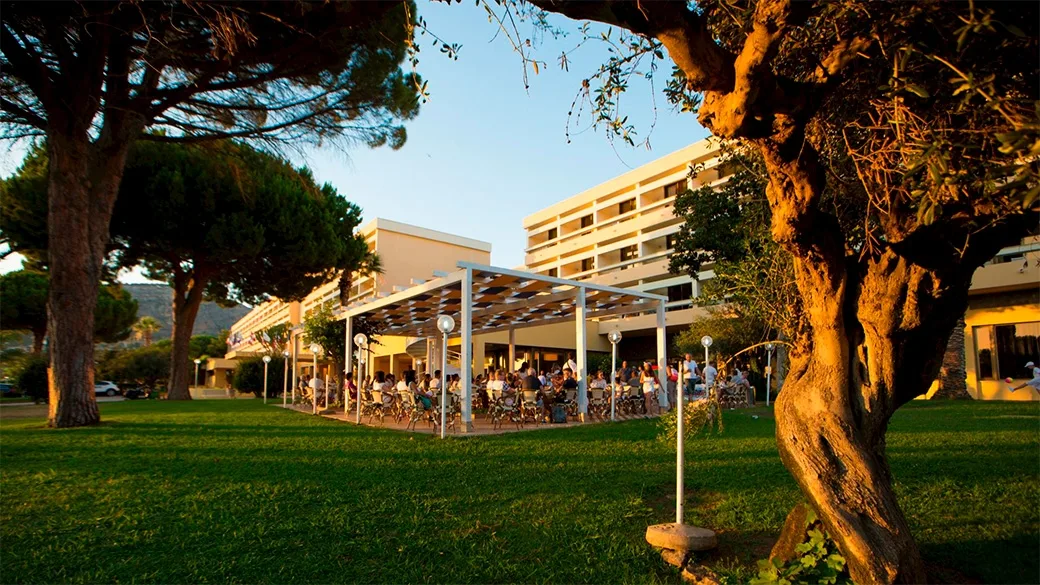 Terrazza ristorante nel giardino al tramonto con ospiti