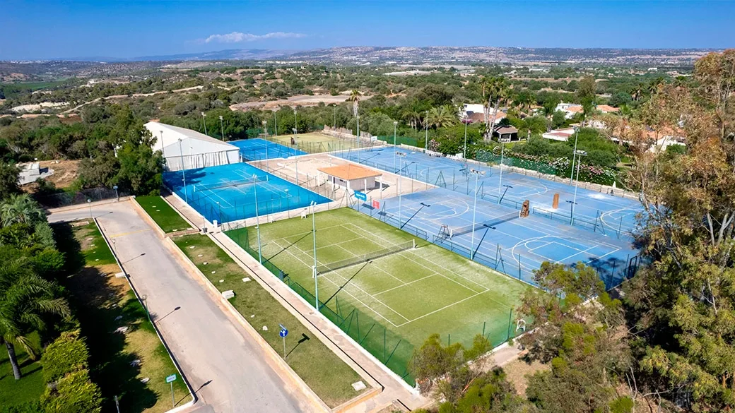 Veduta aerea dei campi sportivi da tennis e calcetto immersi nel verde