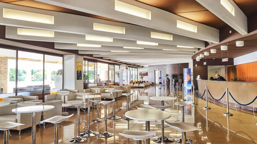 Hall e reception del resort con tavolini, sgabelli e zona lounge