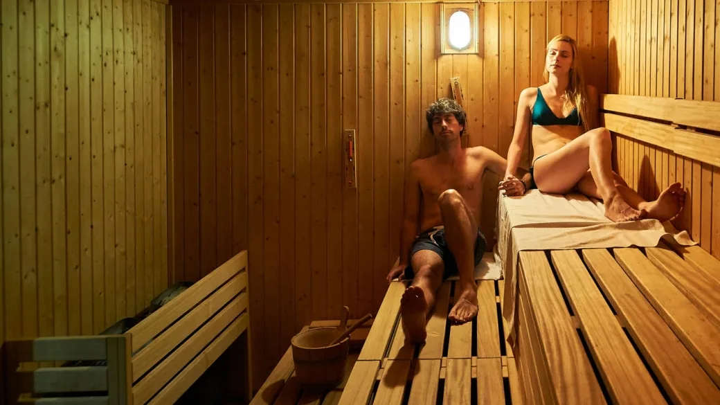 Coppia all'interno della sauna in legno della spa