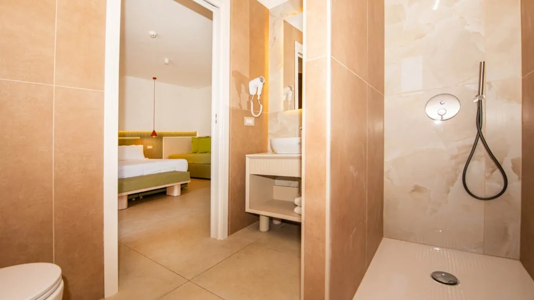 Bagno della suite con doccia a vista e affaccio sulla camera da letto