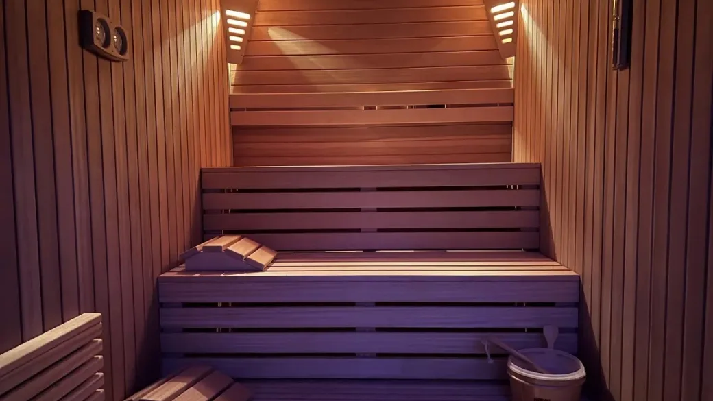Sauna in legno con panche e illuminazione soffusa