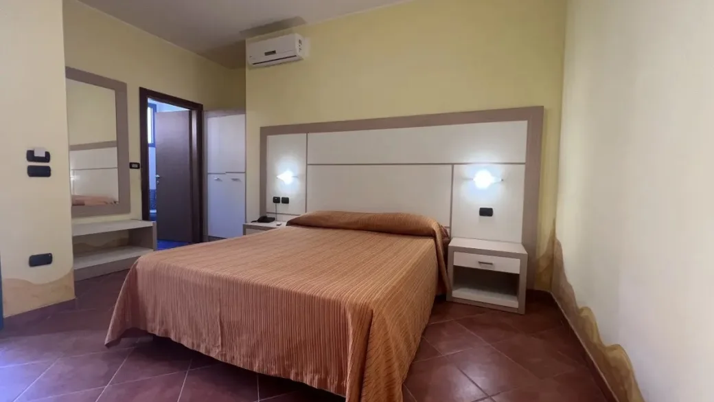 Camera matrimoniale con aria condizionata e bagno privato