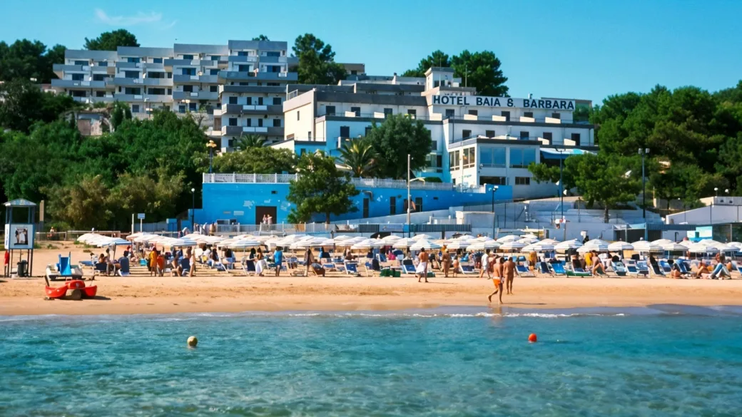Spiaggia affollata con ombrelloni davanti all'Hotel Baia e Barbara e mare cristallino