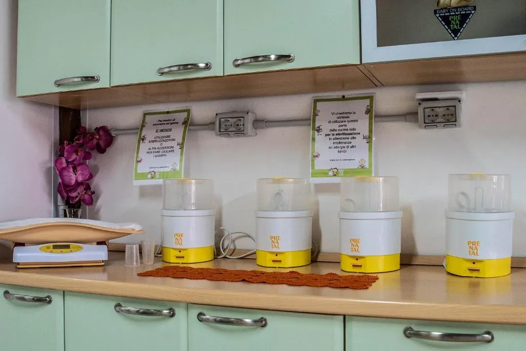 Zona biberoneria con sterilizzatori e bilancia per neonati