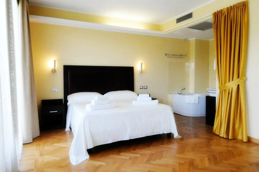 Suite con letto matrimoniale e vasca idromassaggio ad angolo
