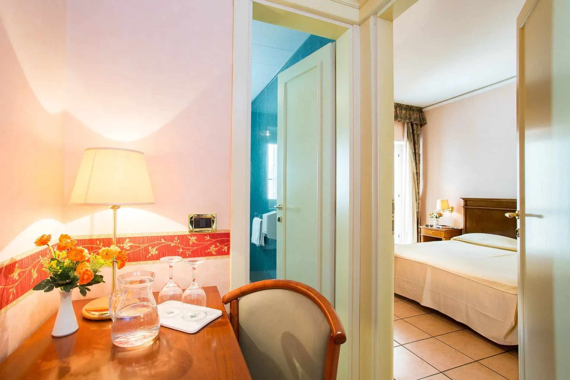 Camera con scrivania, bagno e ingresso alla zona notte