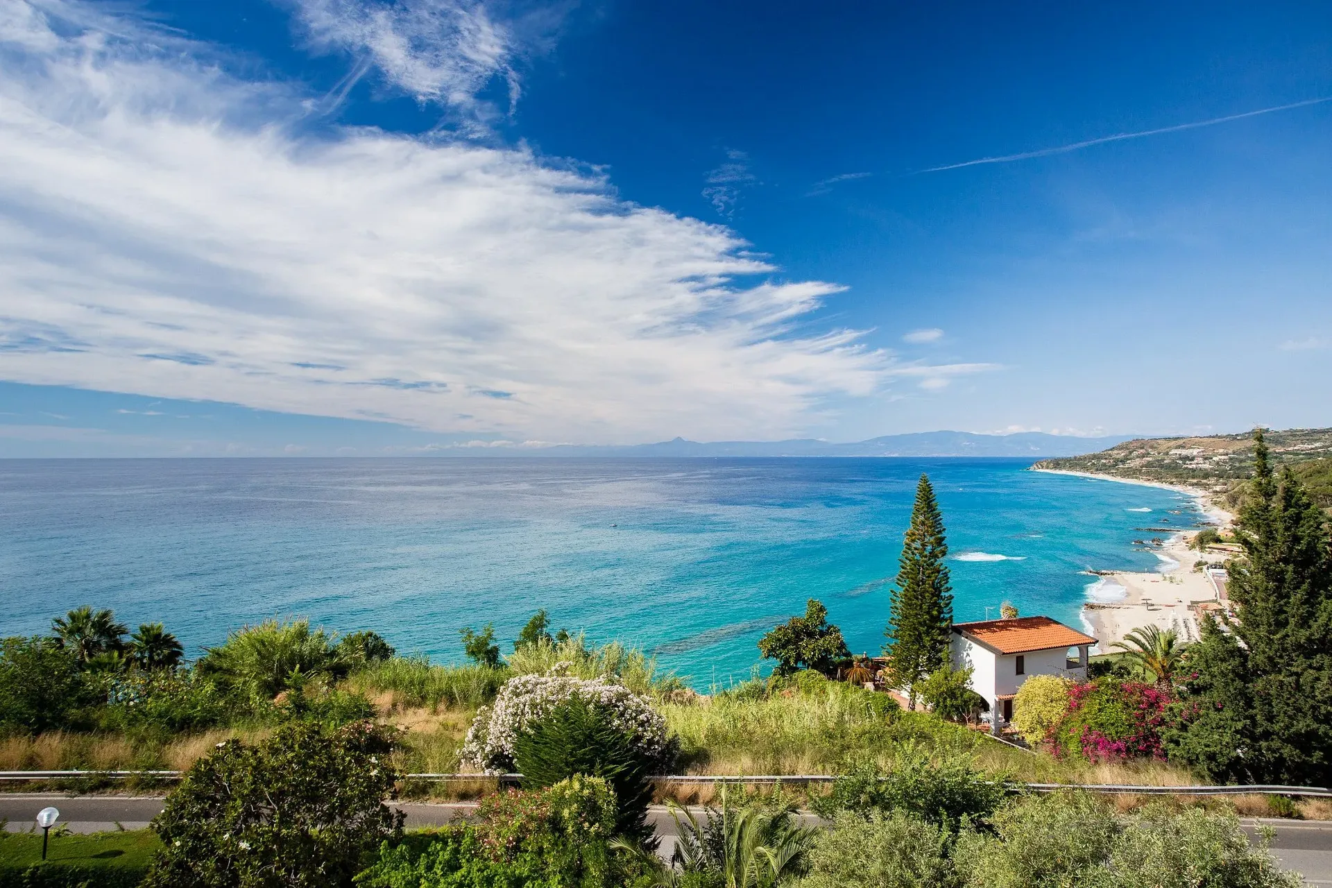 Ampia vista panoramica sulla baia con mare azzurro e cielo limpido
