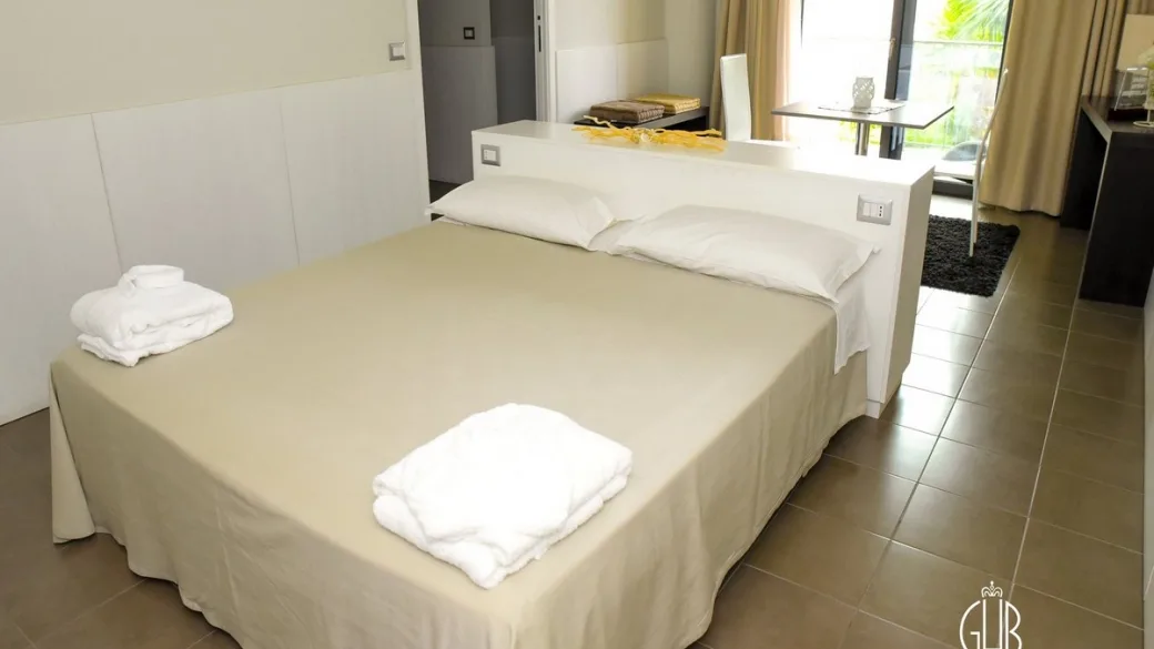 Camera spaziosa con letto matrimoniale e angolo soggiorno con tavolo