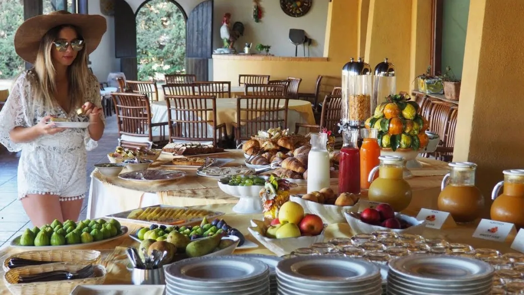 Ricco buffet della colazione con frutta fresca, dolci e succhi