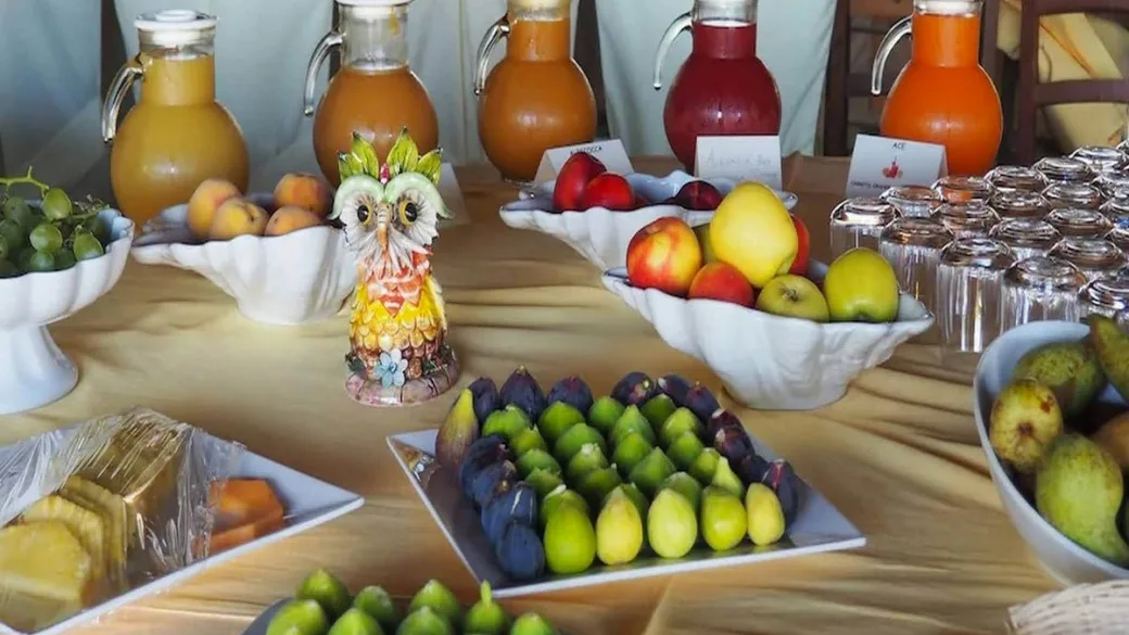 Dettaglio del buffet con caraffe di succhi, fichi e frutta fresca