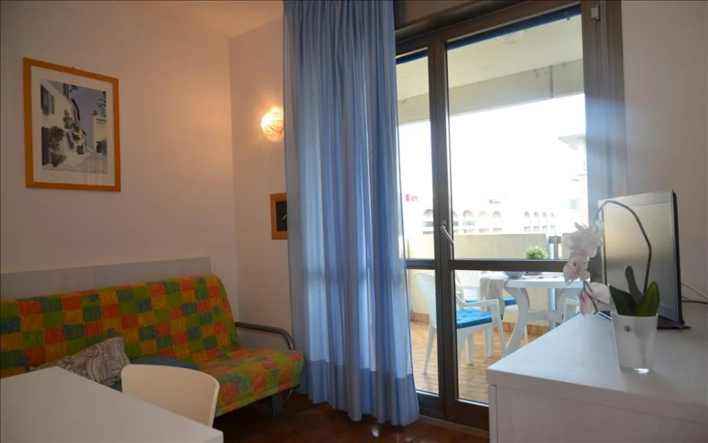 Soggiorno con divano e accesso al balcone