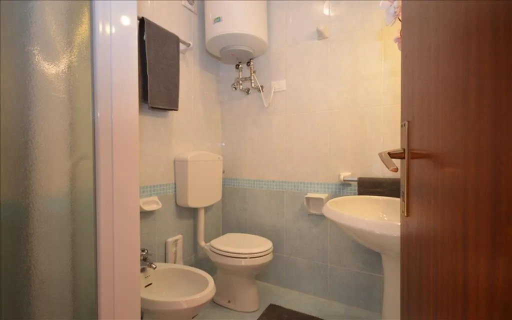 Bagno con WC, bidet e scaldabagno