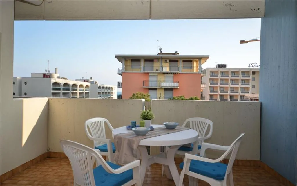 Terrazza con tavolo apparecchiato e vista sugli edifici