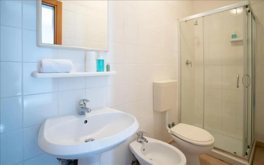 Bagno completo con lavabo, WC, bidet e box doccia in vetro