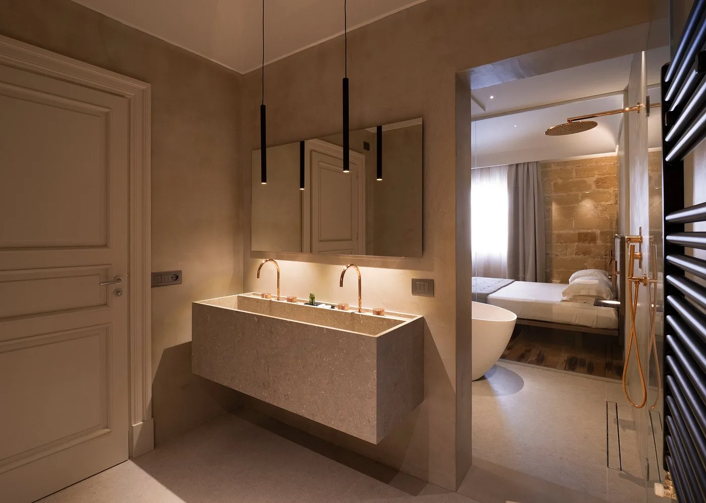 Bagno moderno con doppio lavabo in pietra, vasca freestanding e doccia