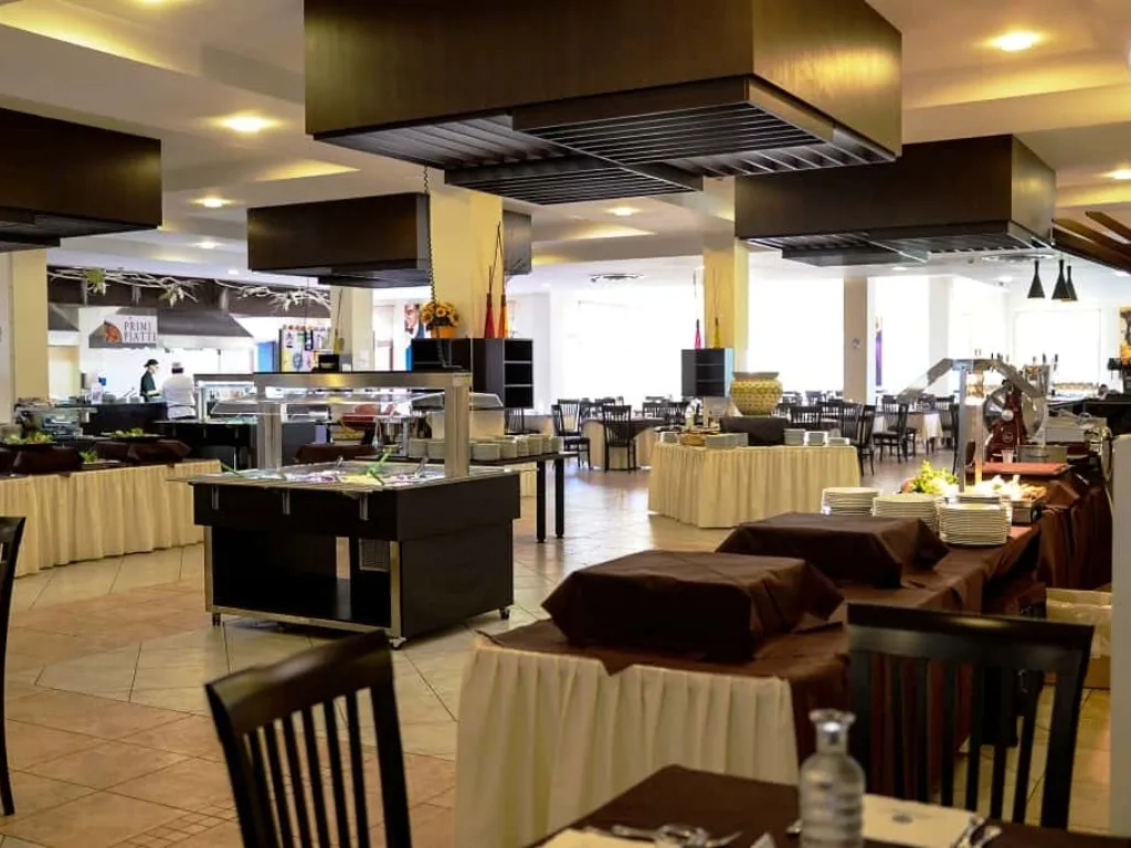 Sala ristorante con buffet e tavoli apparecchiati