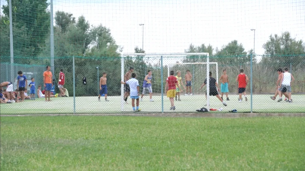 Campo da calcetto con ragazzi che giocano una partita all'aperto