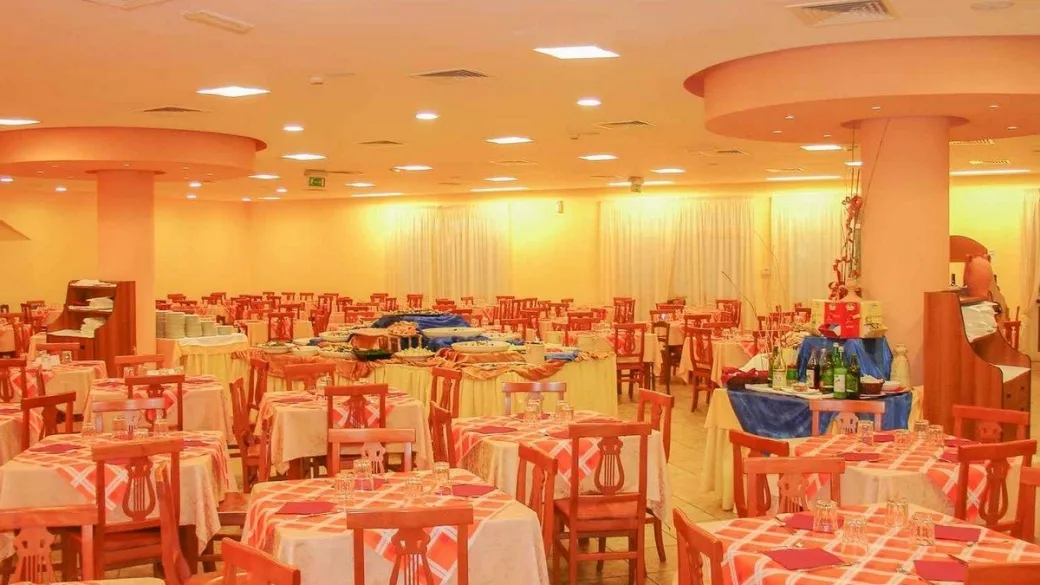 Sala ristorante con tavoli apparecchiati e buffet centrale