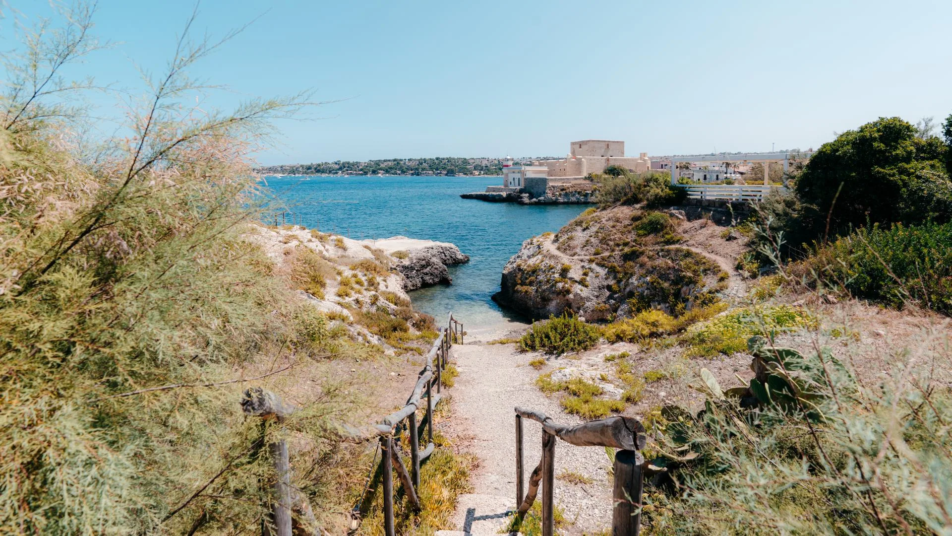 Sentiero che conduce a una caletta rocciosa sul mare