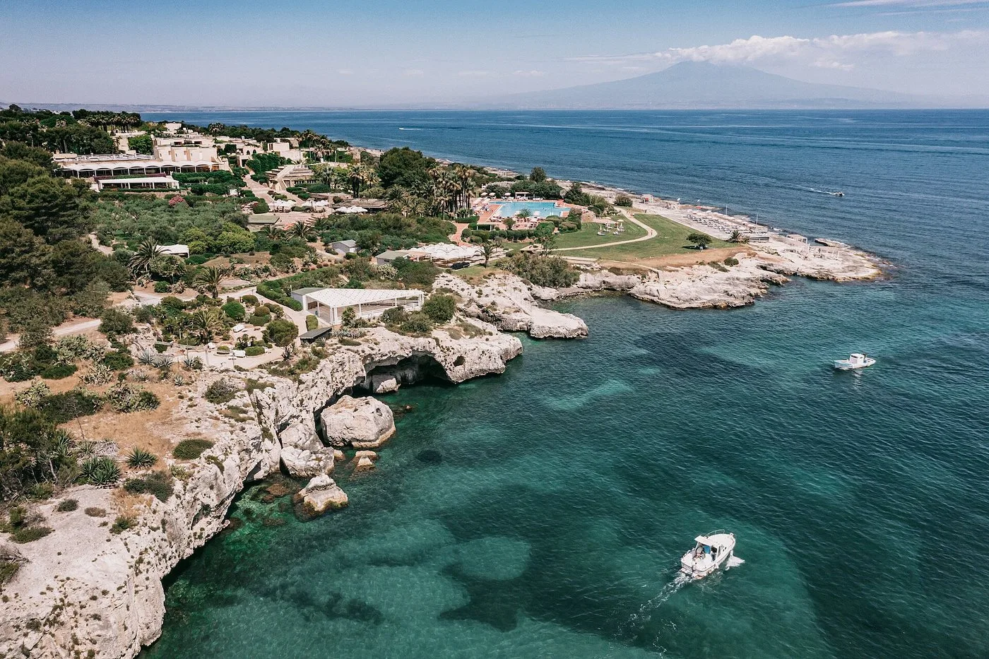 Vista aerea della costa rocciosa con resort e mare turchese
