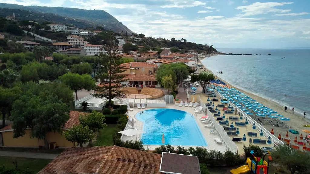 Panorama del villaggio con piscina, spiaggia attrezzata e costa