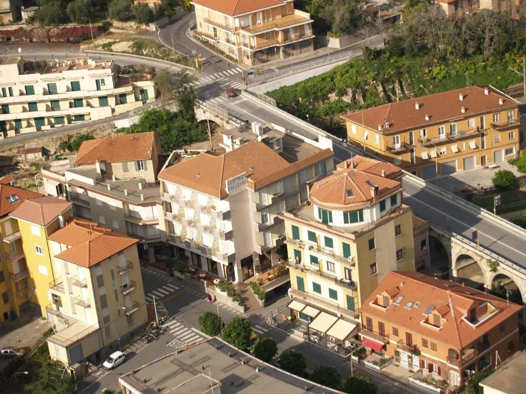 Veduta aerea dell'hotel e degli edifici circostanti con strade e colline