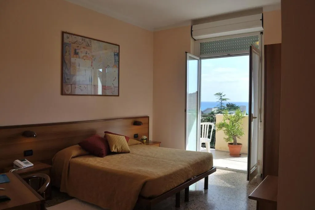 Camera matrimoniale con vista mare, balcone e quadro decorativo alla parete