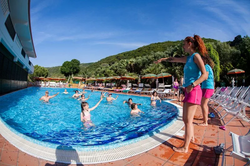 Attività di acquagym in piscina con animatori e ospiti