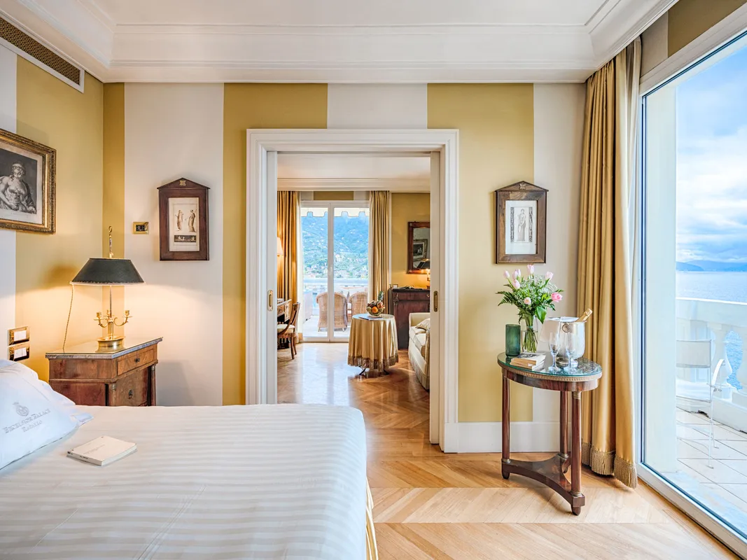 Suite con camera da letto comunicante con salotto e ampie vetrate sul mare