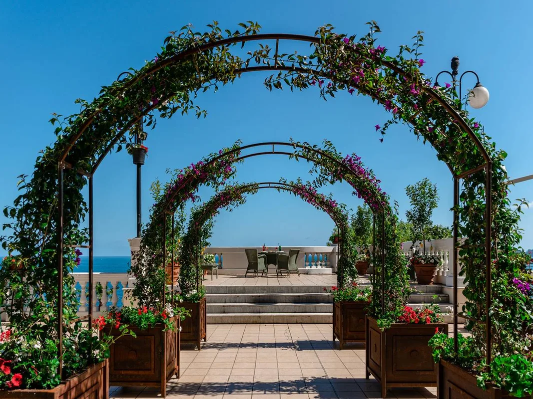 Pergolato fiorito con archi di bouganville e terrazza panoramica sul mare