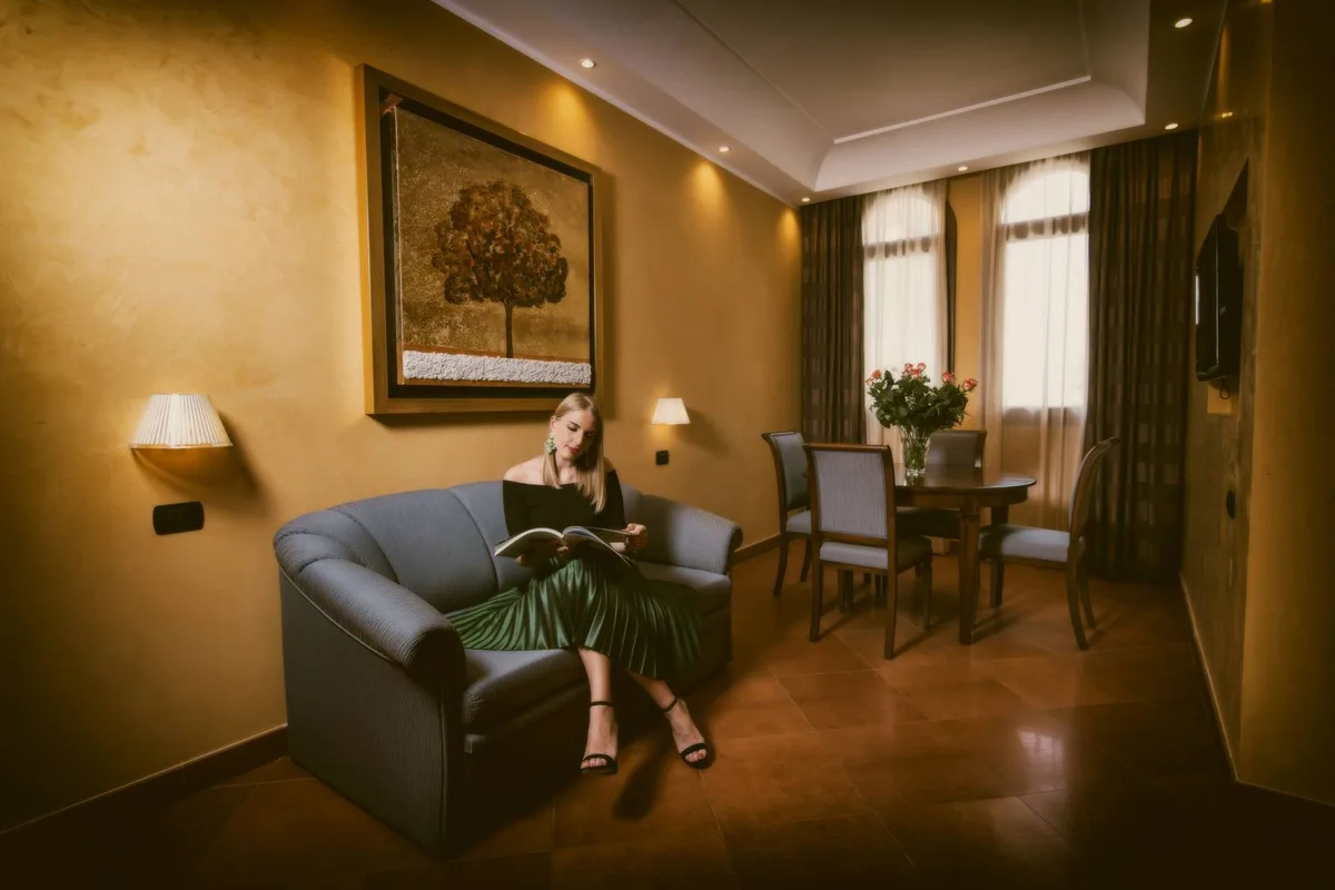 Elegante zona salotto con divano, tavolo da pranzo e illuminazione soffusa