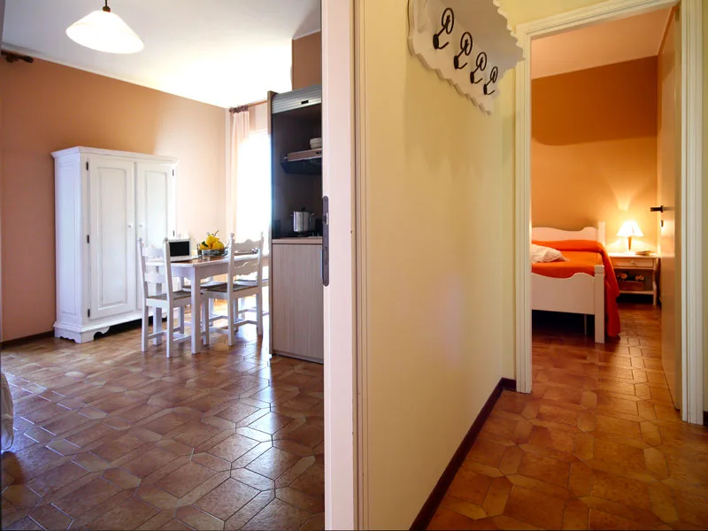 Vista interna dell'appartamento con soggiorno, angolo cottura e camera da letto