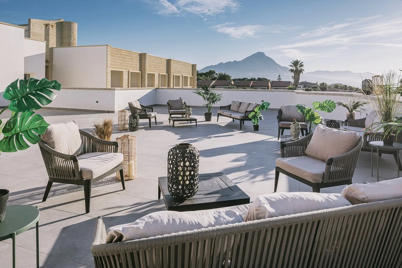 Terrazza panoramica con poltrone in rattan e vista sulla montagna