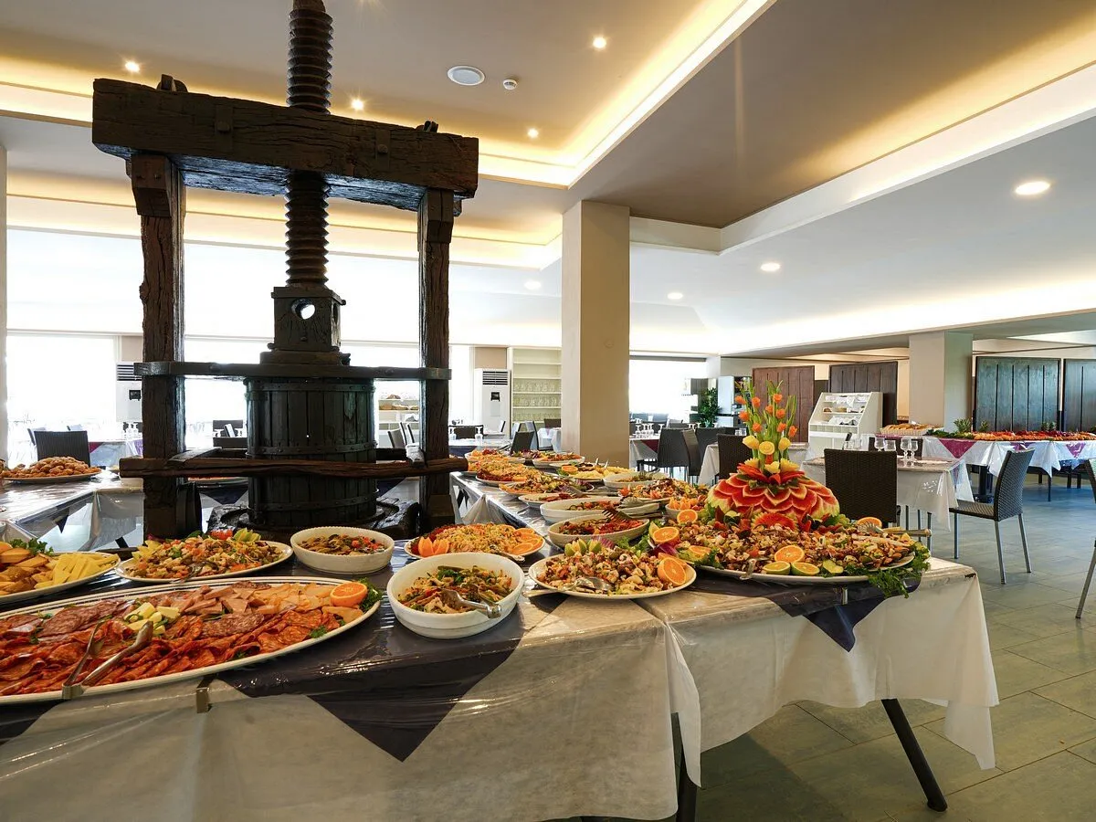 Buffet di antipasti e piatti freddi con antico torchio in legno