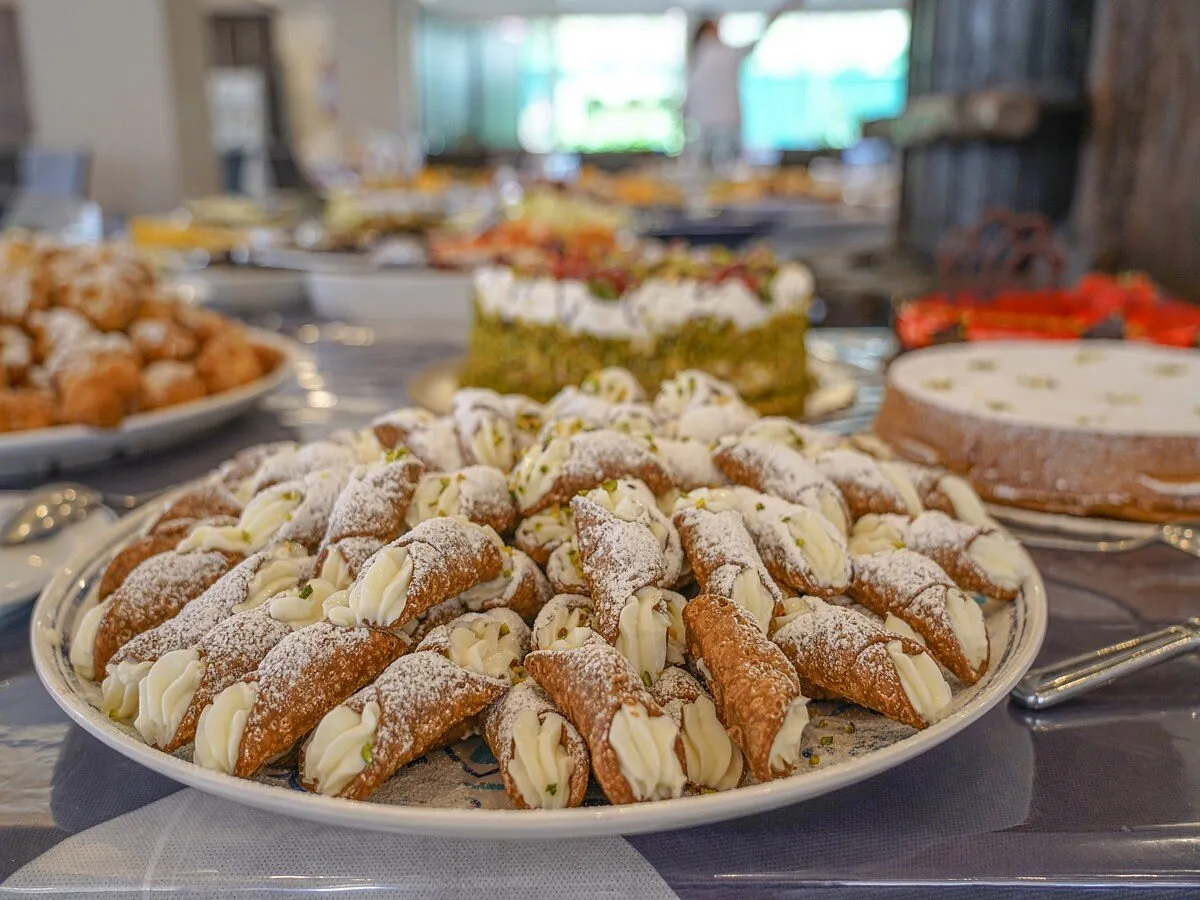 Vassoio di cannoli siciliani al buffet dei dolci