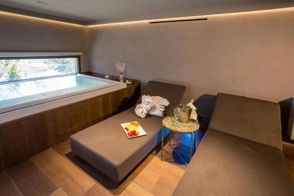 Sala relax privata con vasca idromassaggio, lettini e spumante