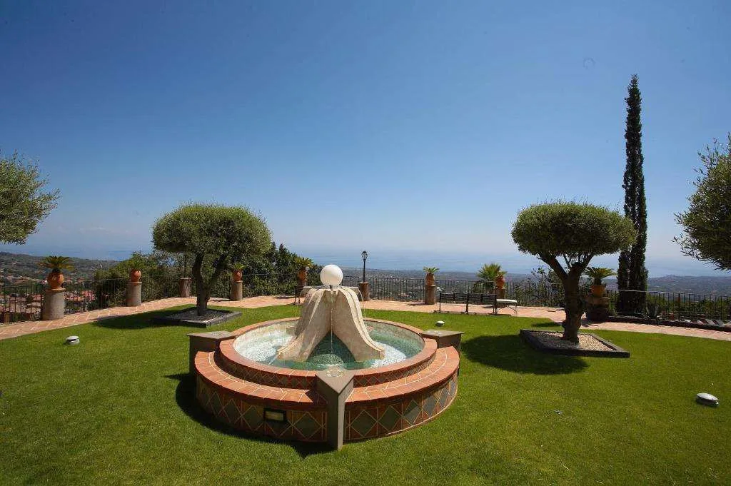 Giardino con fontana, ulivi sagomati e vista panoramica sul mare