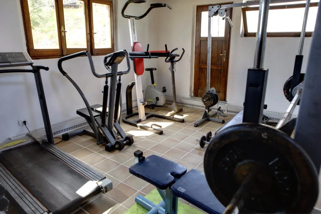 Palestra attrezzata con tapis roulant, cyclette e pesi liberi
