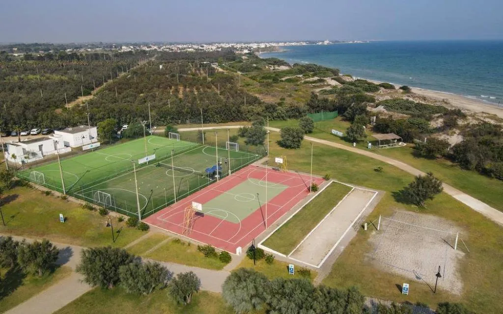Vista aerea dei campi sportivi con calcetto, basket e beach volley vicino al mare