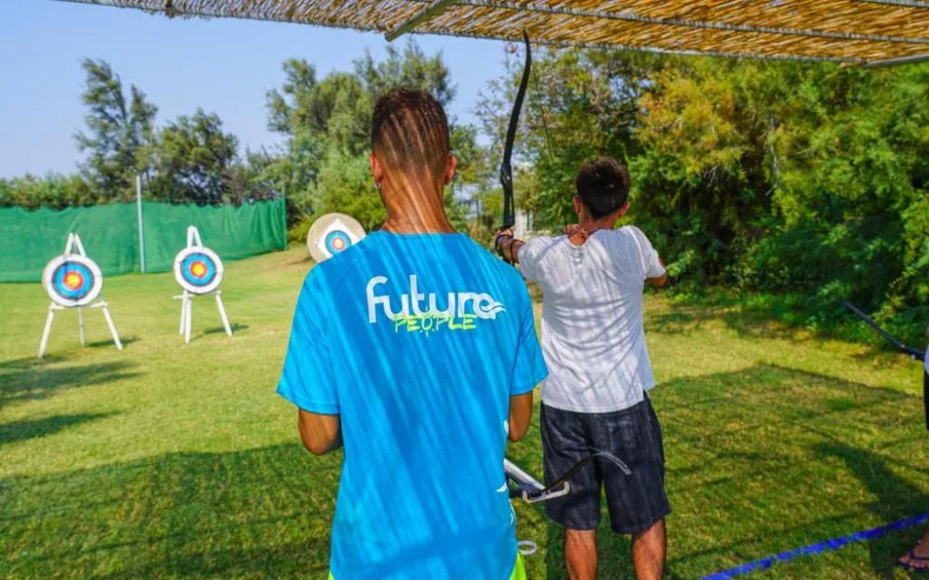 Attività di tiro con l'arco con animatore Future People